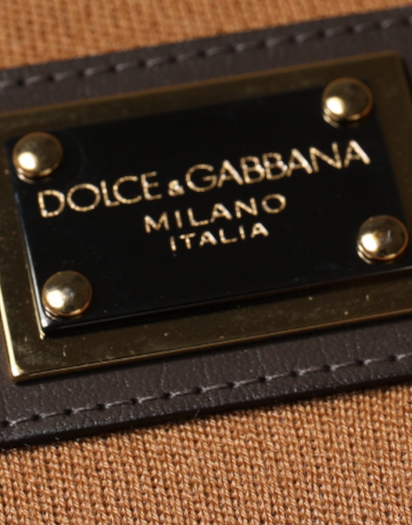 Dolce & Gabbana – Pullover mit Rundhalsausschnitt und Logo-Schild in Braun