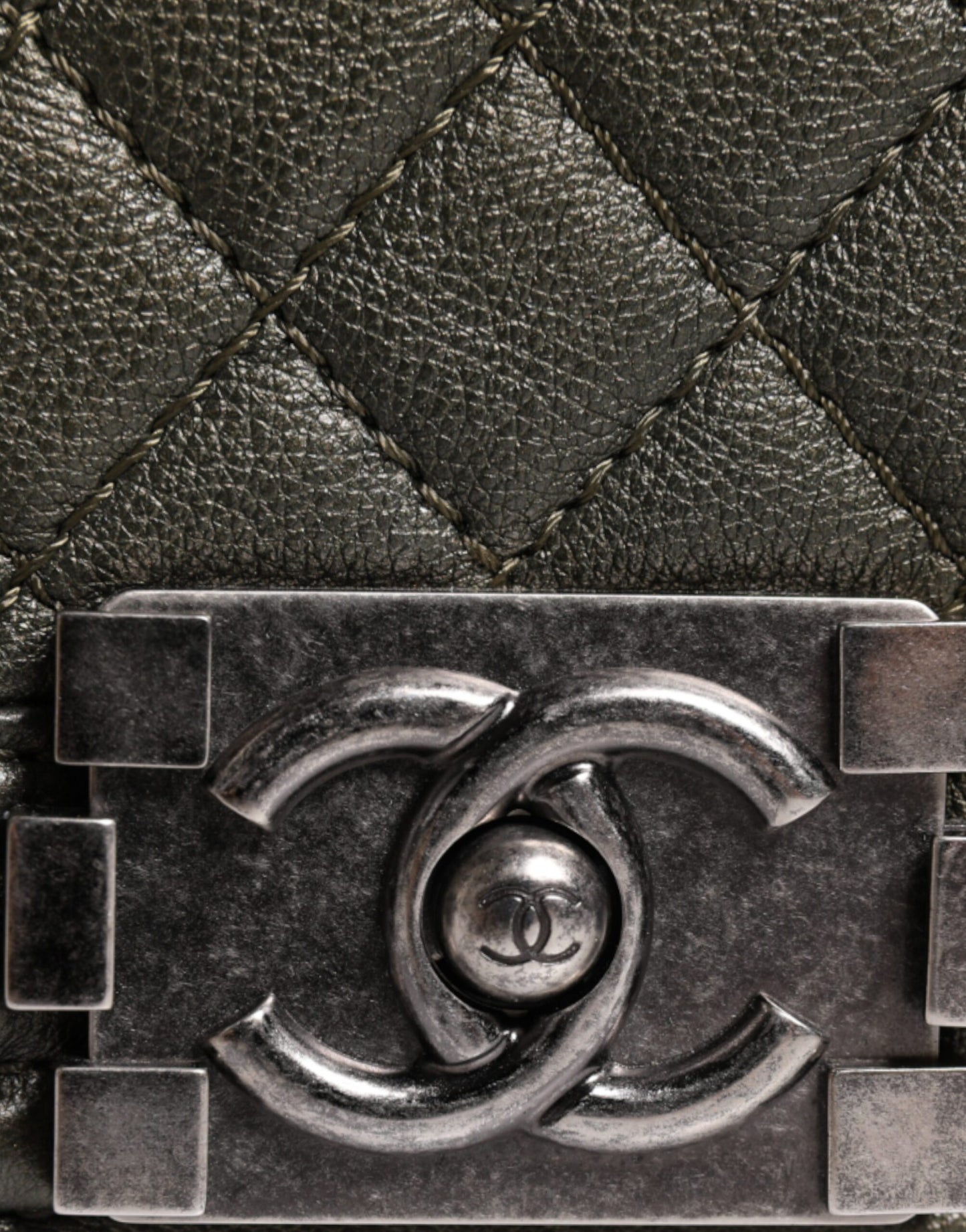 Sac à épaule en cuir vert foncé Chanel, sac à main en métal gris