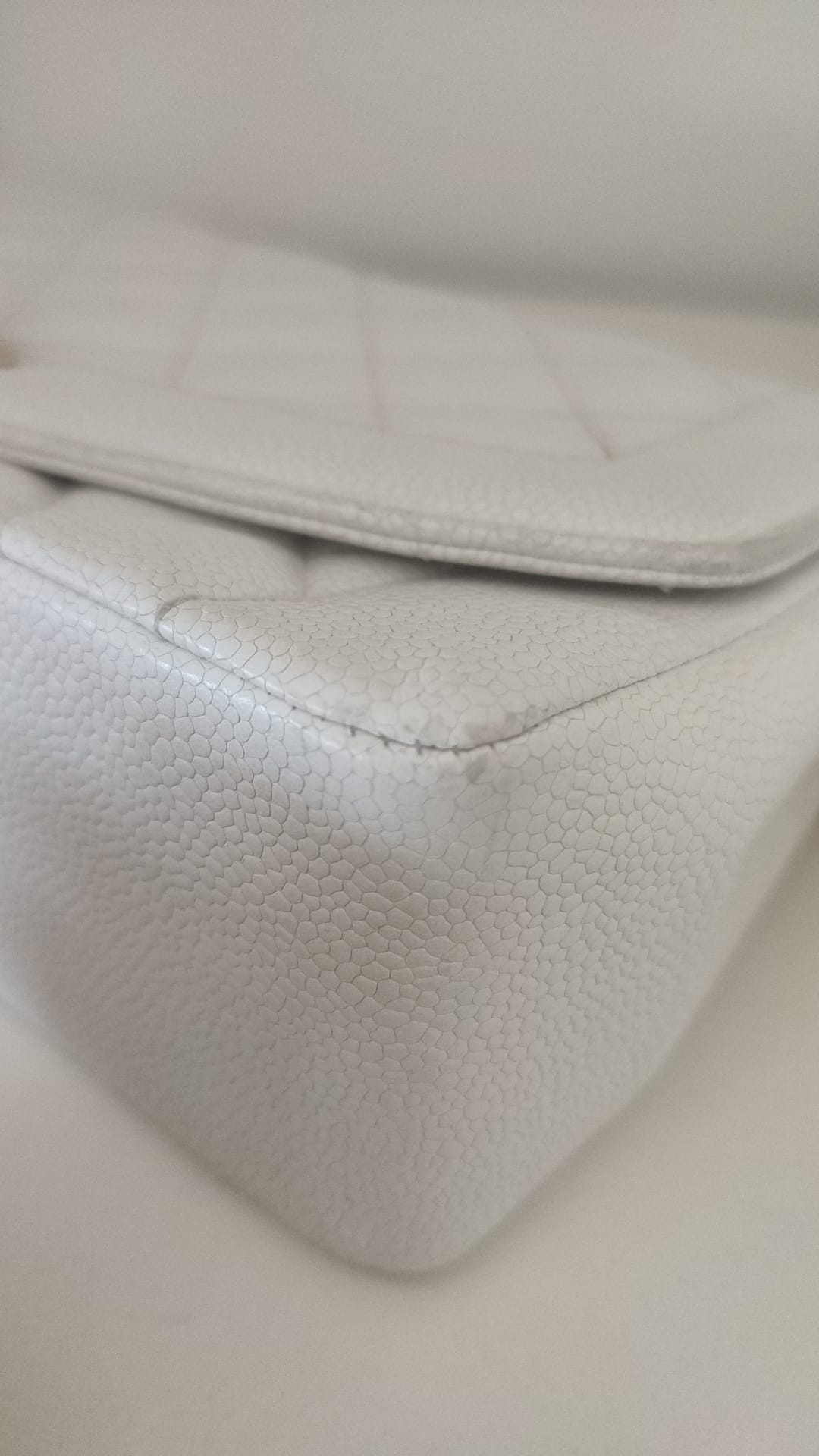 Sac à épaule Chanel White Medium Classic DIANA en cuir, pochette plaquée or
