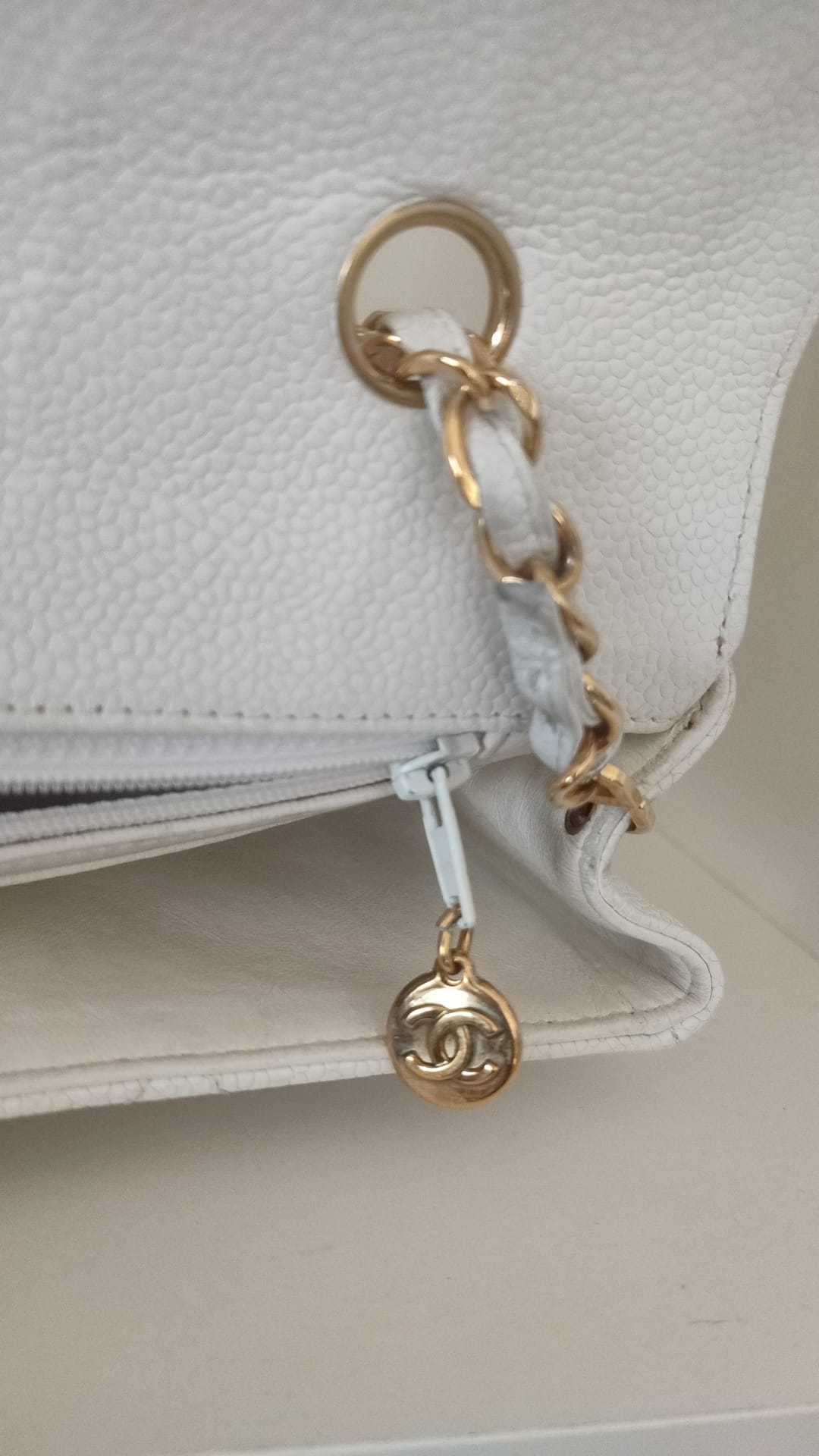 Sac à épaule Chanel White Medium Classic DIANA en cuir, pochette plaquée or