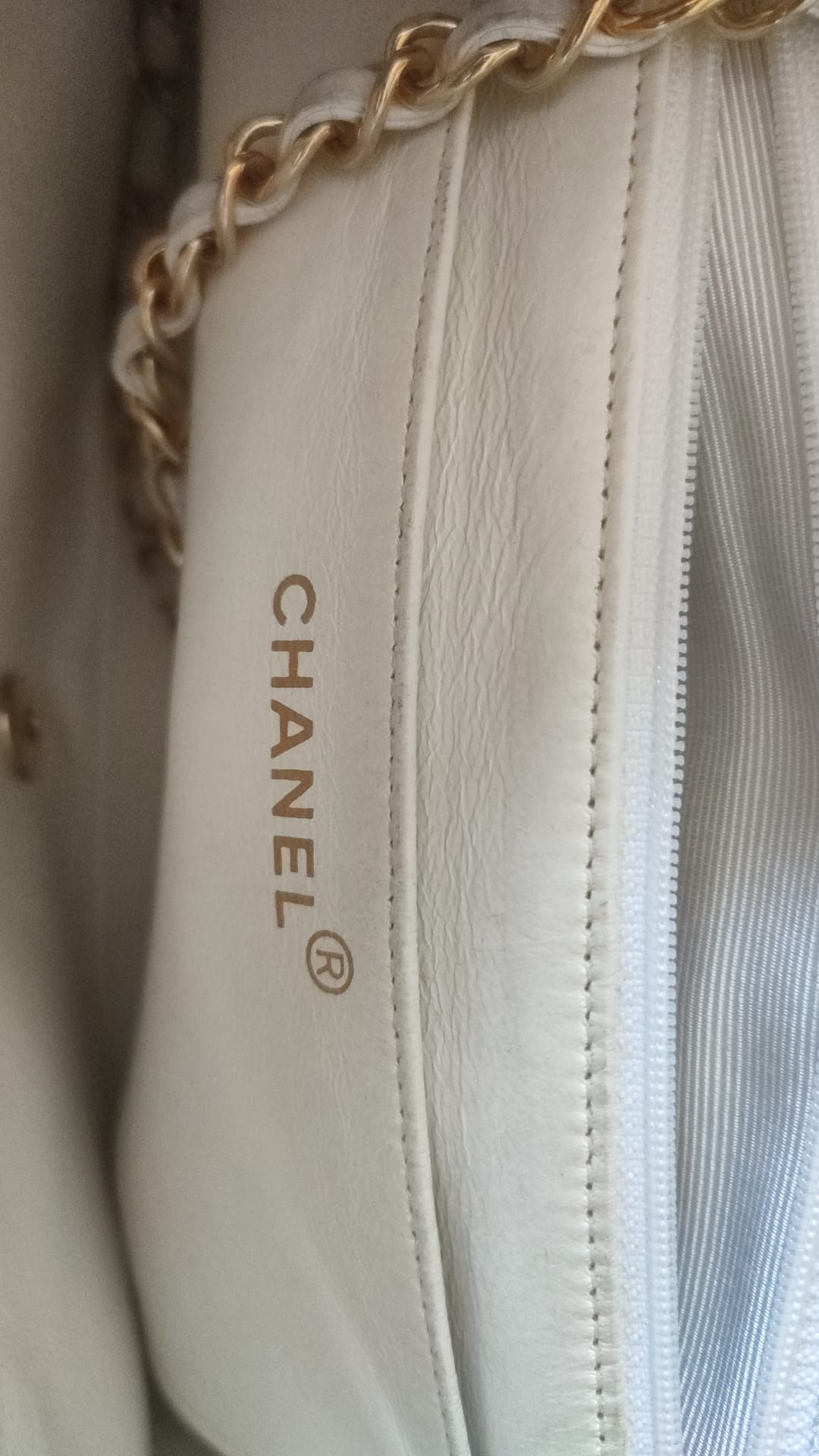 Sac à épaule Chanel White Medium Classic DIANA en cuir, pochette plaquée or
