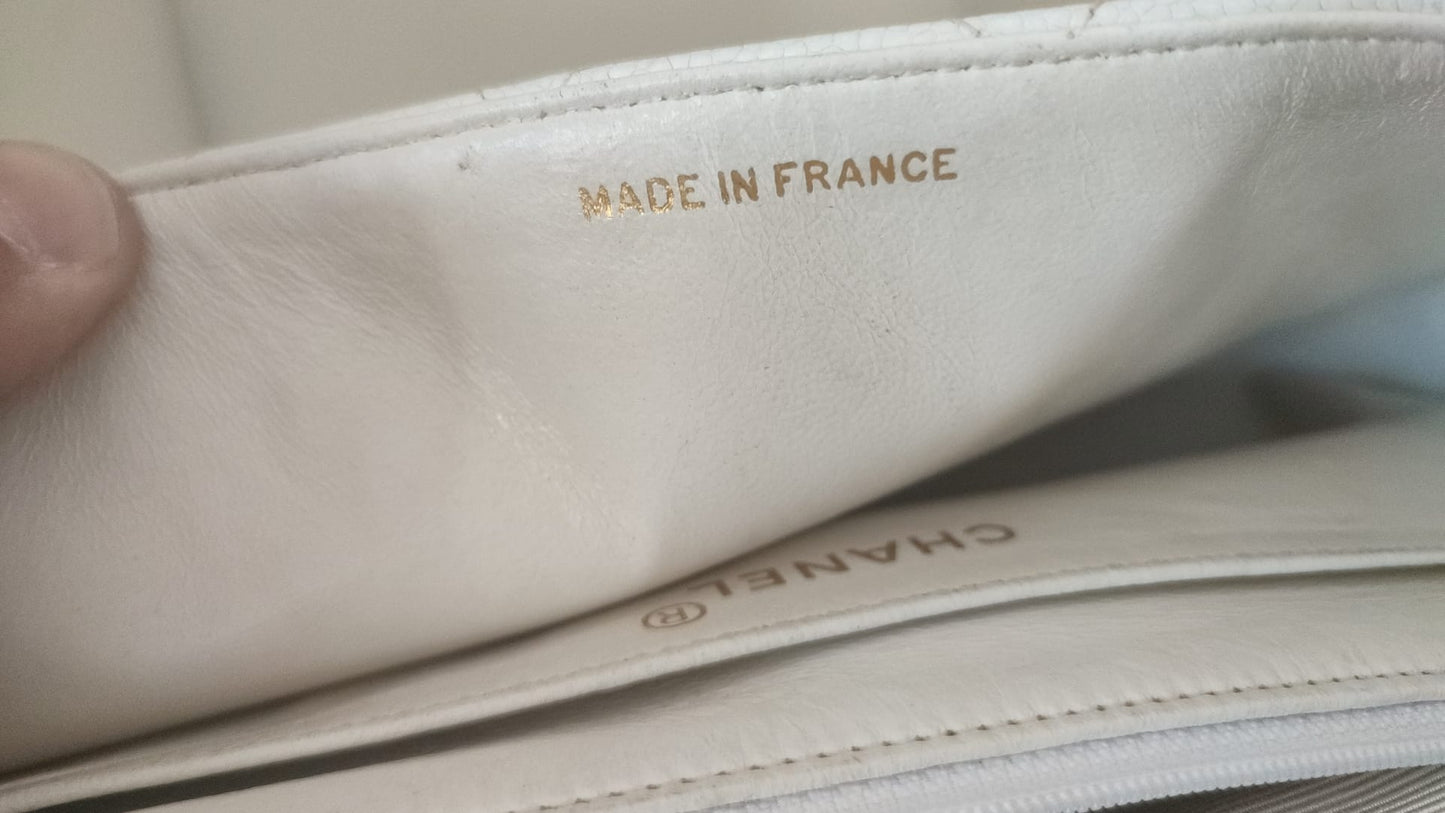 Sac à épaule Chanel White Medium Classic DIANA en cuir, pochette plaquée or