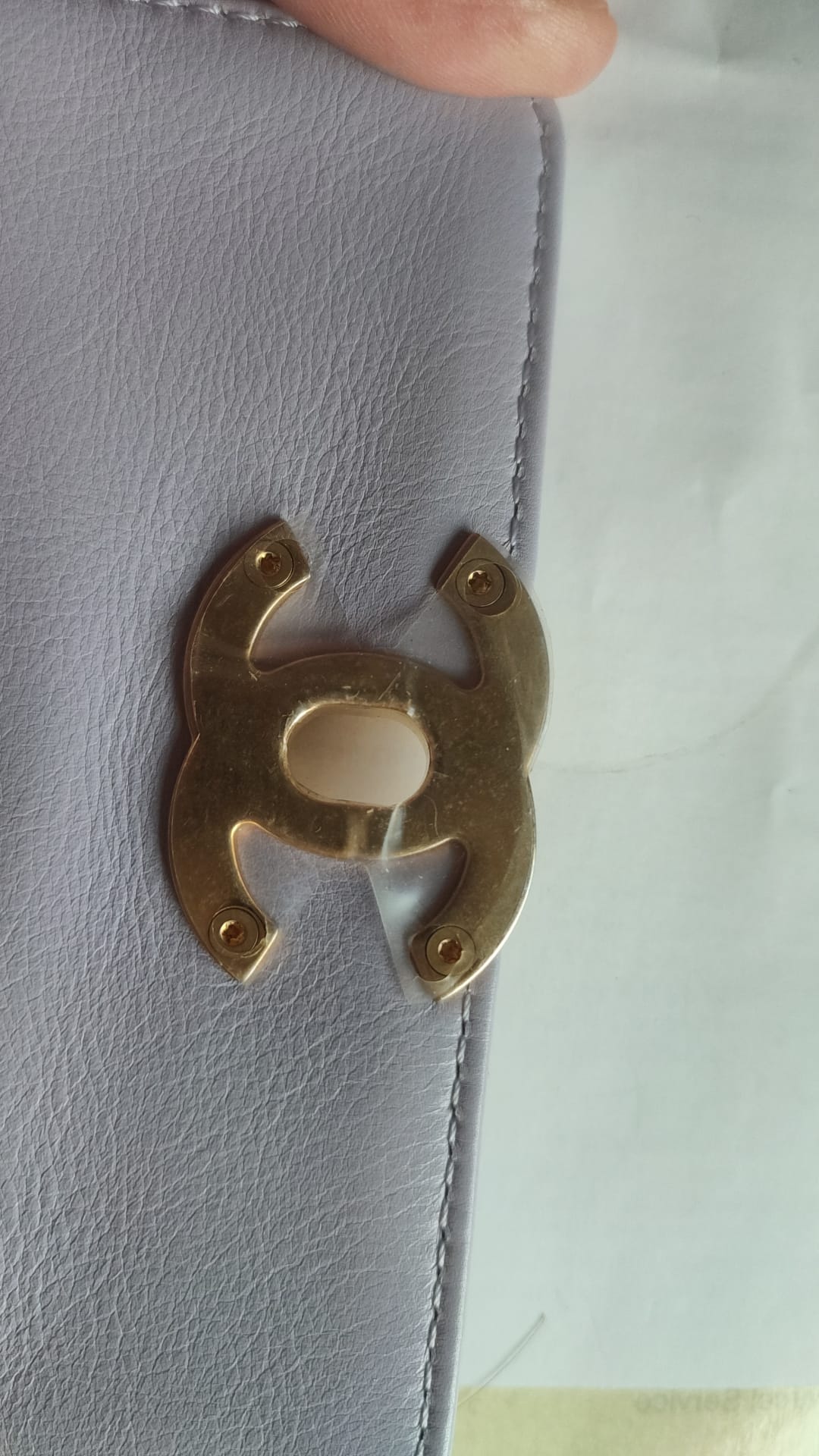 Sac à bandoulière mini en cuir de veau matelassé bleu Chanel avec chaîne de cadre.