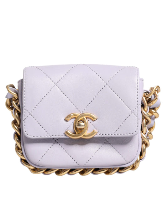 Sac à bandoulière mini en cuir de veau matelassé bleu Chanel avec chaîne de cadre.