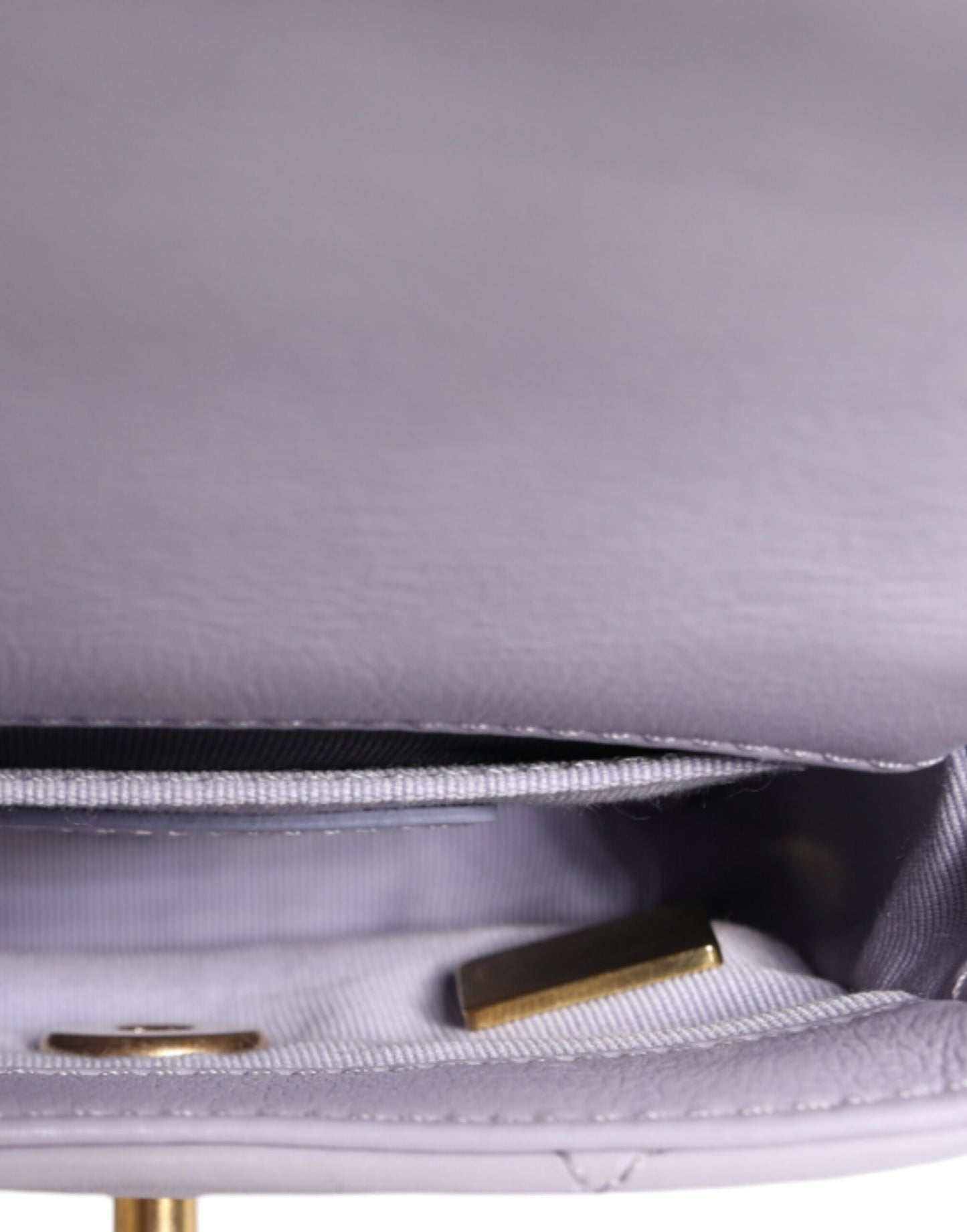 Sac à bandoulière mini en cuir de veau matelassé bleu Chanel avec chaîne de cadre.