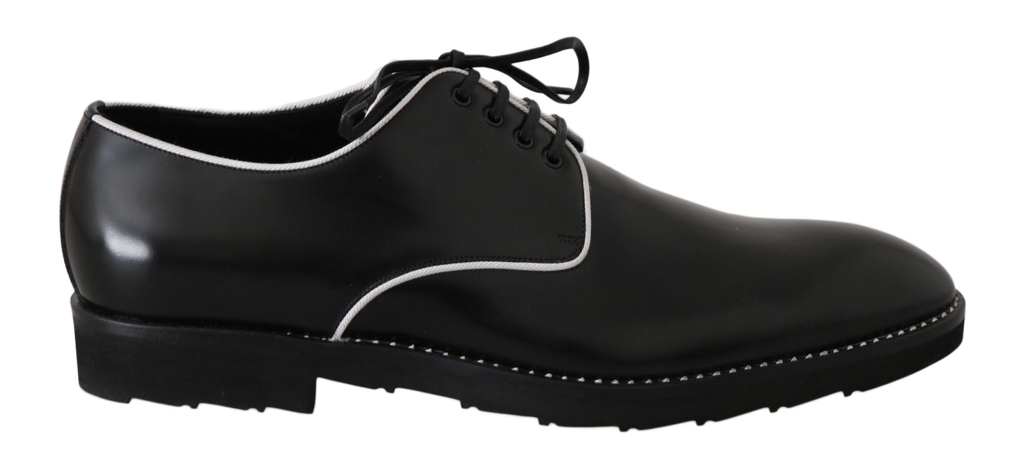Scarpe derby in pelle nera con abito dalla linea bianca