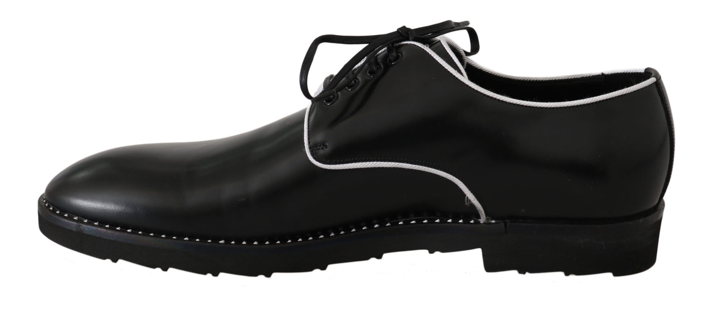 Scarpe derby in pelle nera con abito dalla linea bianca