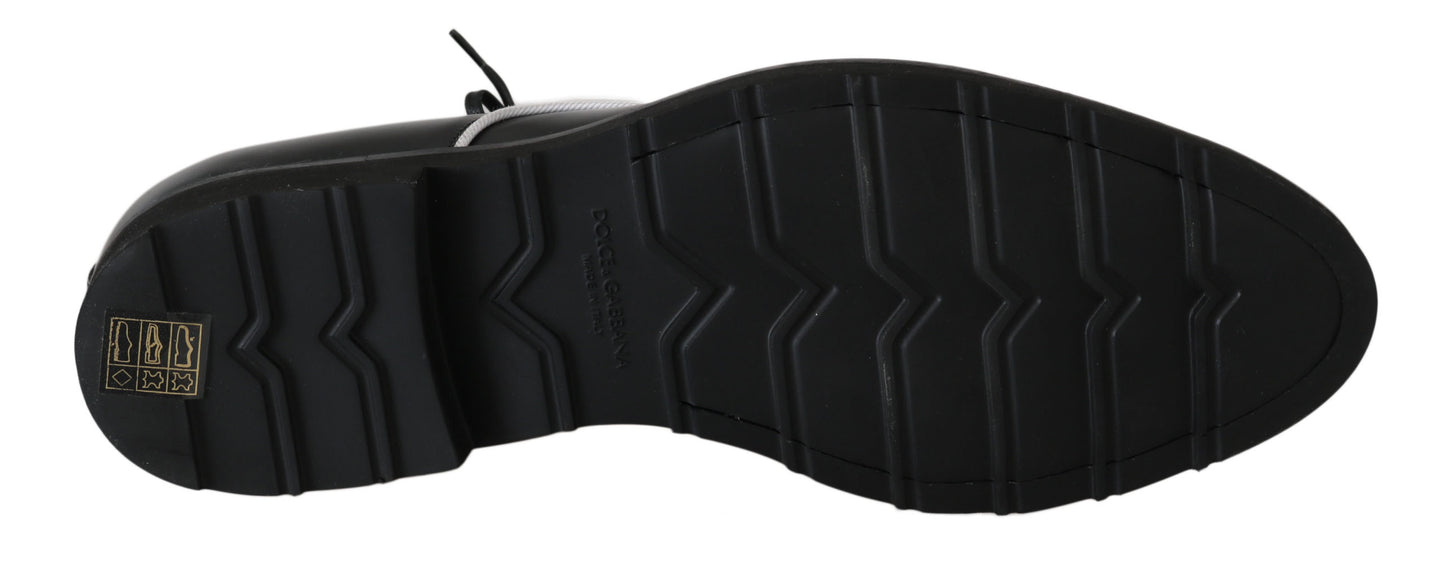 Scarpe derby in pelle nera con abito dalla linea bianca