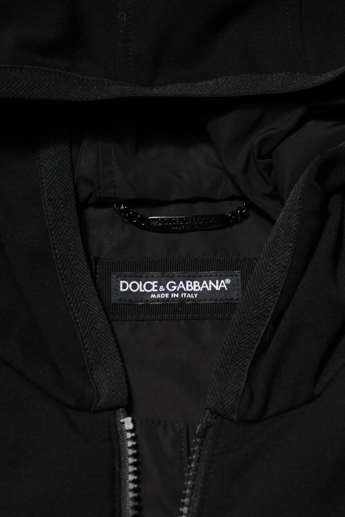 Dolce & Gabbana Schwarze ärmellose Kapuzenjacke mit Logo-Plakette