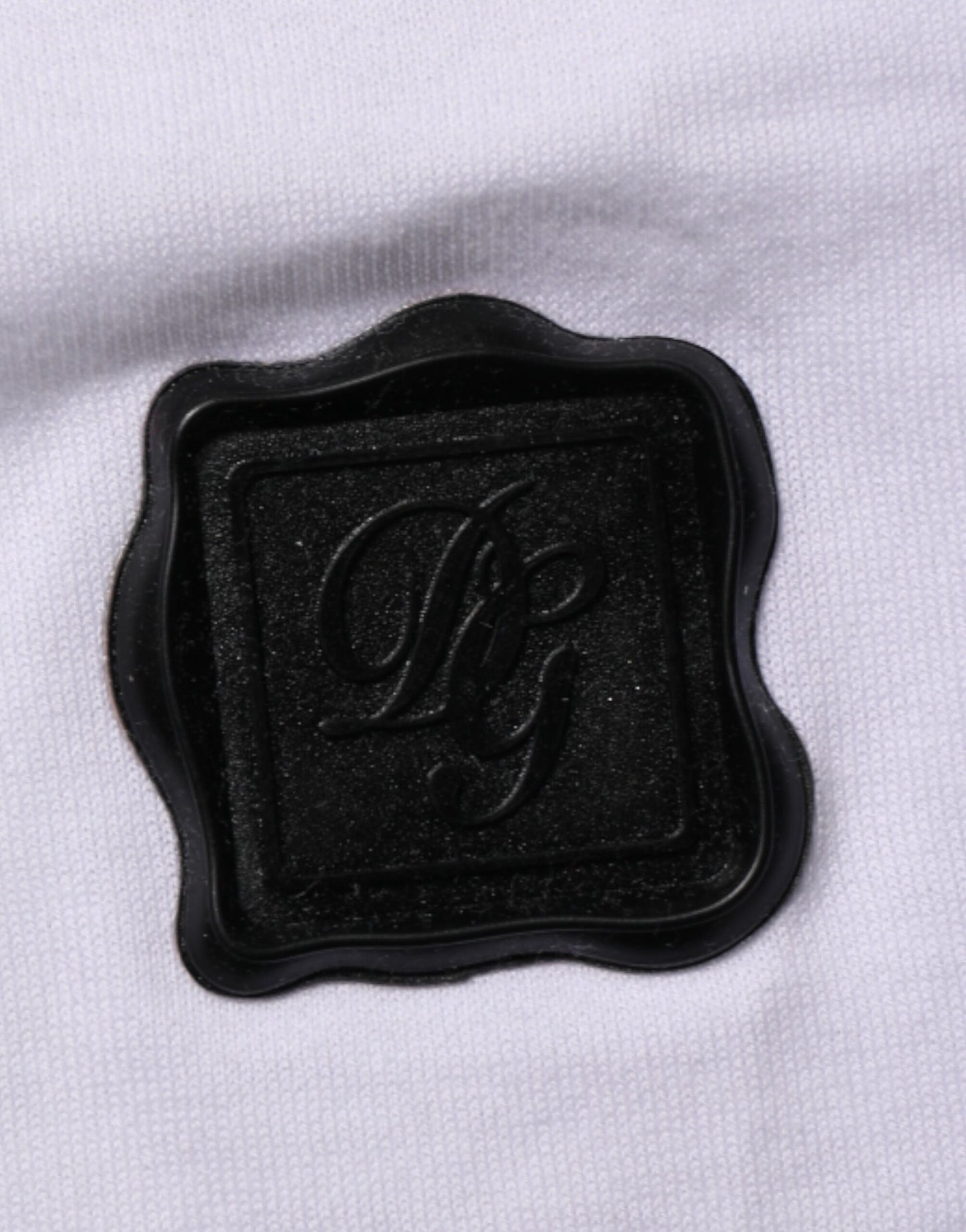 Dolce & Gabbana Weißes Baumwoll-T-Shirt mit Logo-Patch und Rundhalsausschnitt