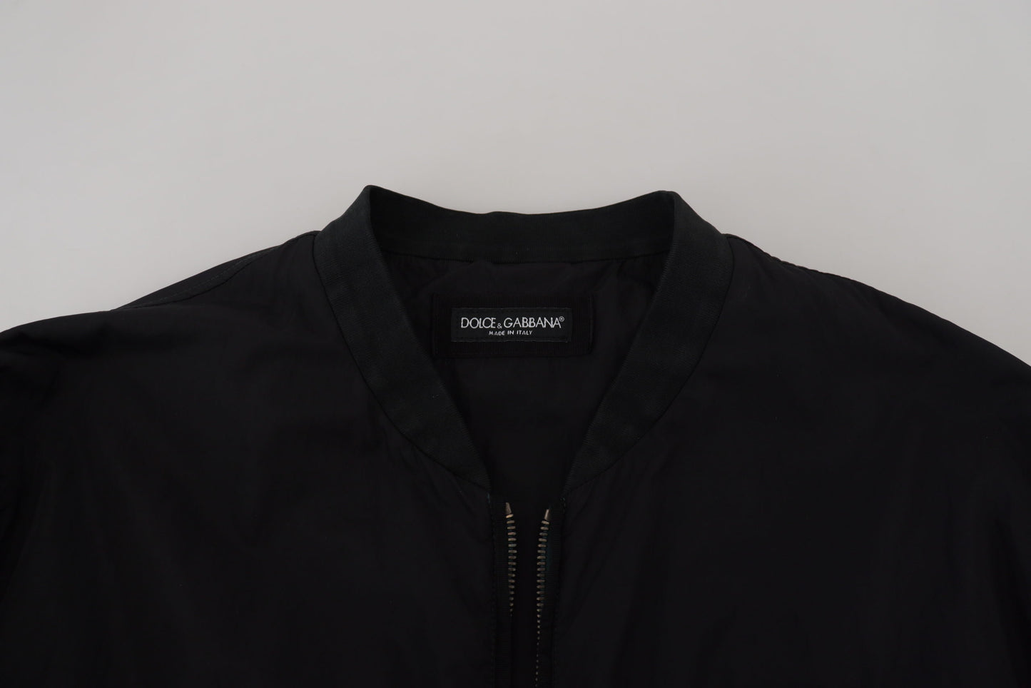Chaqueta bomber con cremallera y logo de nailon negro