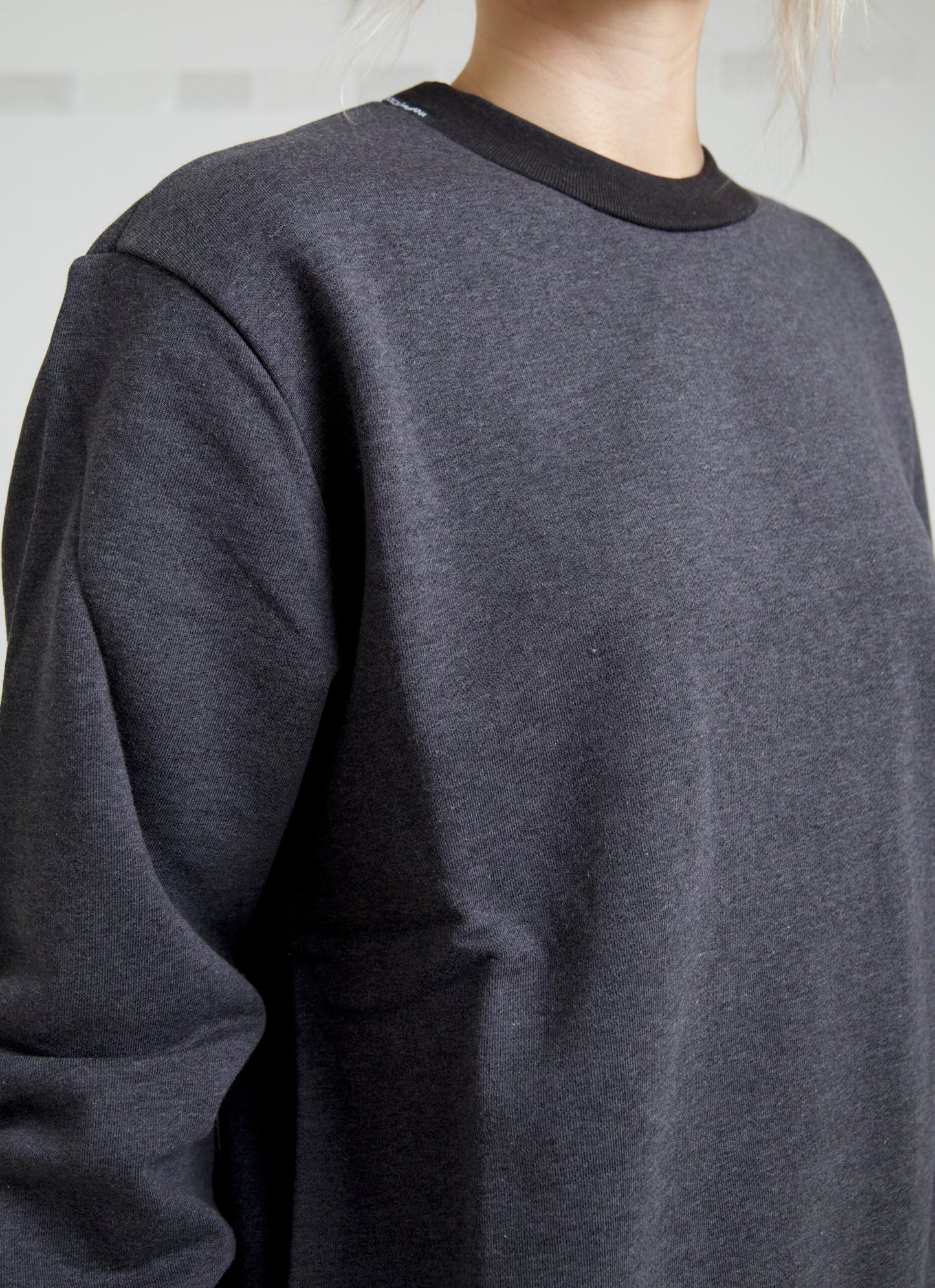 Jersey de algodón gris oscuro con cuello redondo