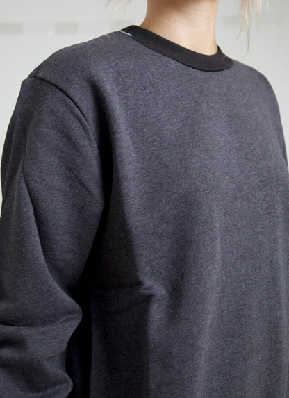 Jersey de algodón gris oscuro con cuello redondo