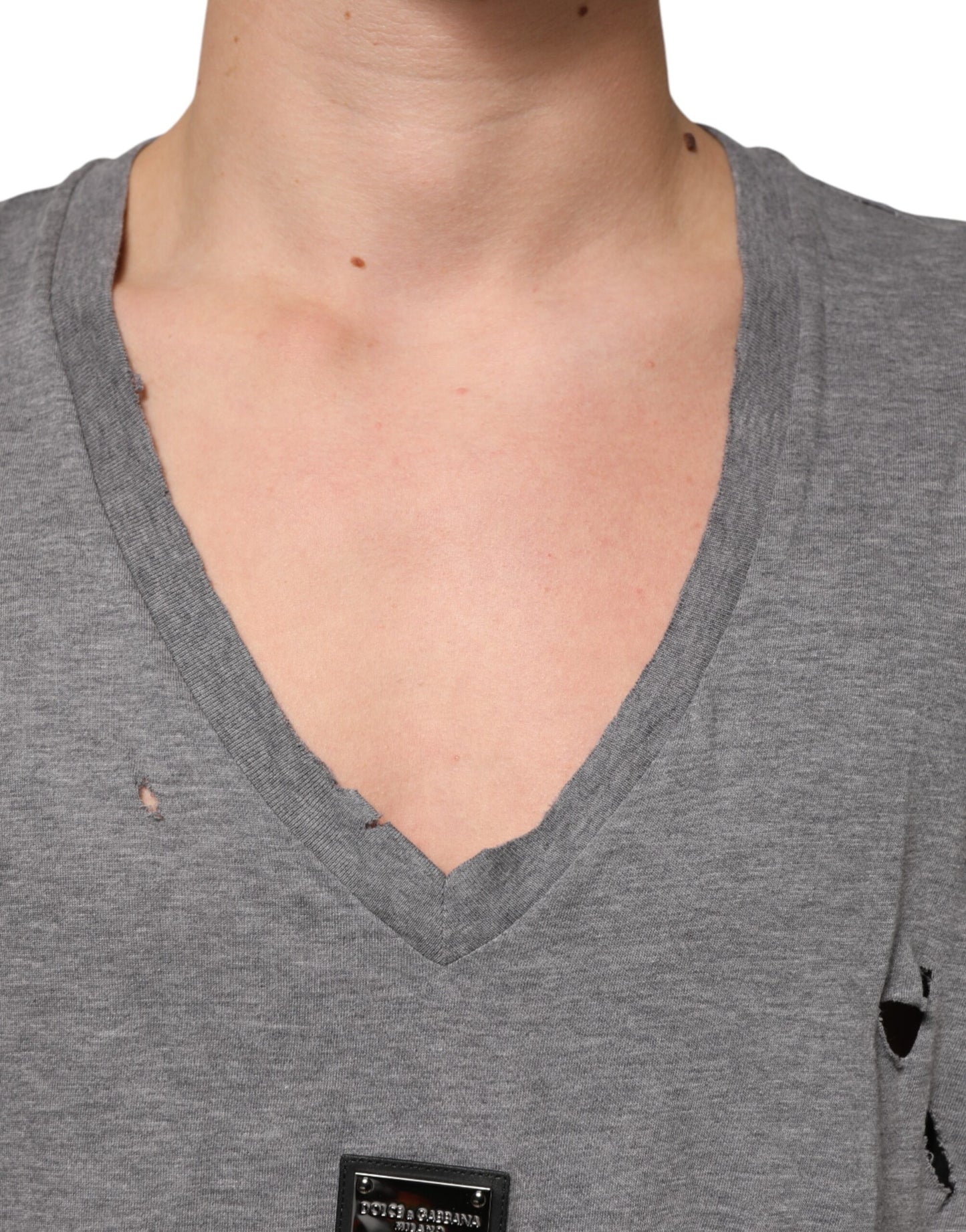 Dolce &amp; Gabbana Herren-T-Shirt aus grauer Baumwolle mit abgenutztem Logo-Patch