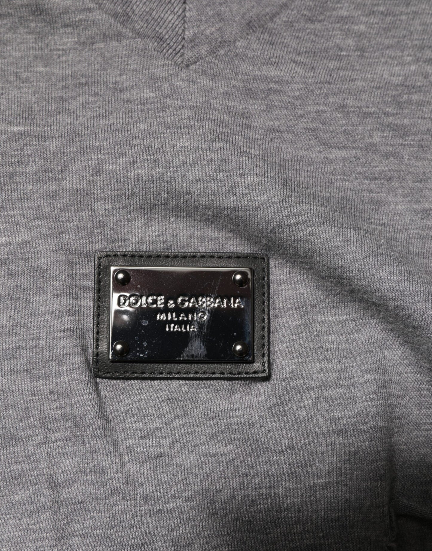 Dolce &amp; Gabbana Herren-T-Shirt aus grauer Baumwolle mit abgenutztem Logo-Patch