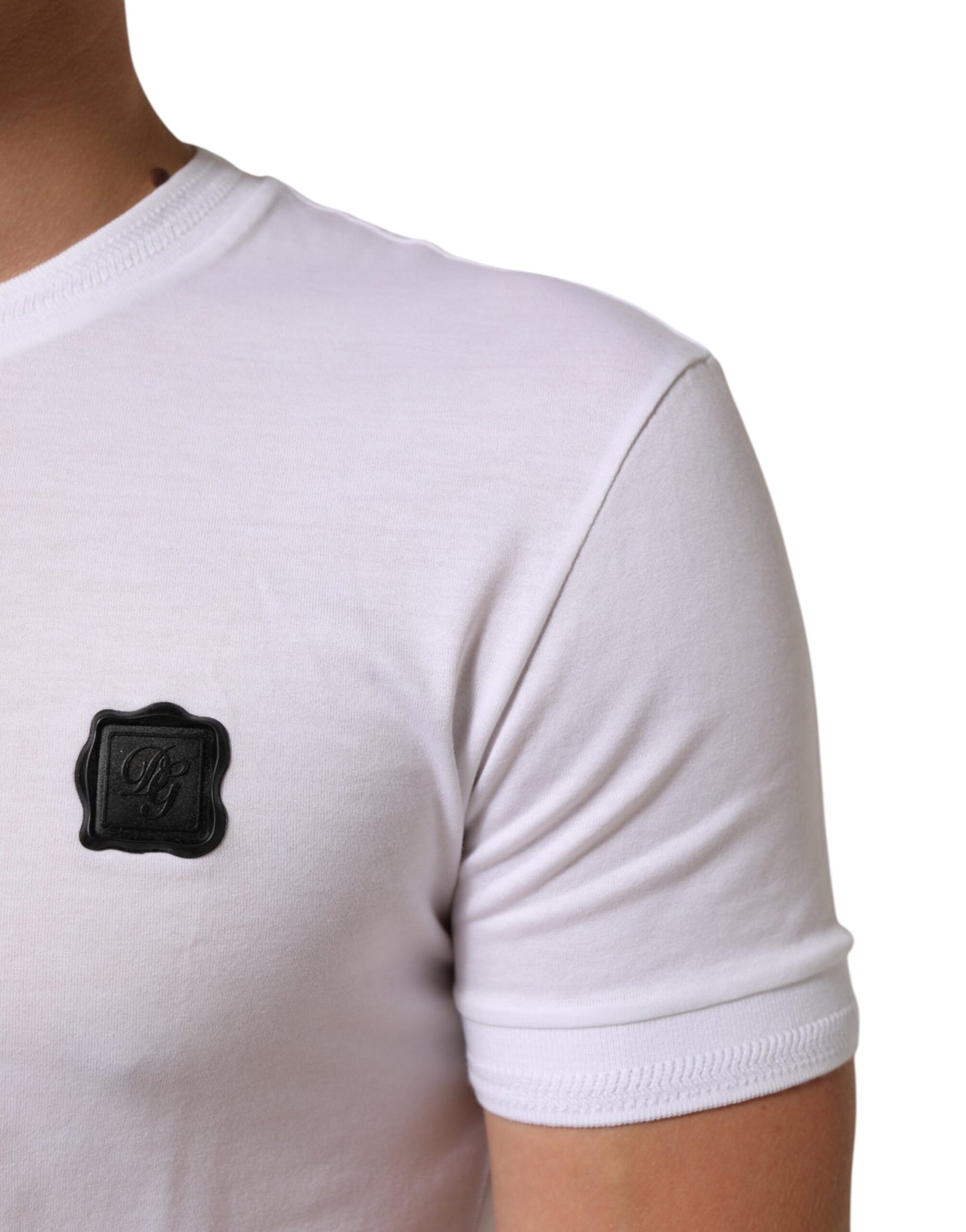 Dolce &amp; Gabbana Weißes Baumwoll-T-Shirt mit Logo-Patch und Rundhalsausschnitt